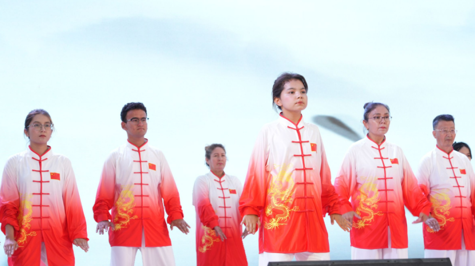 广场热闹举, 一招一式尽, 活力 广场热闹举, 一招一式尽, 活力